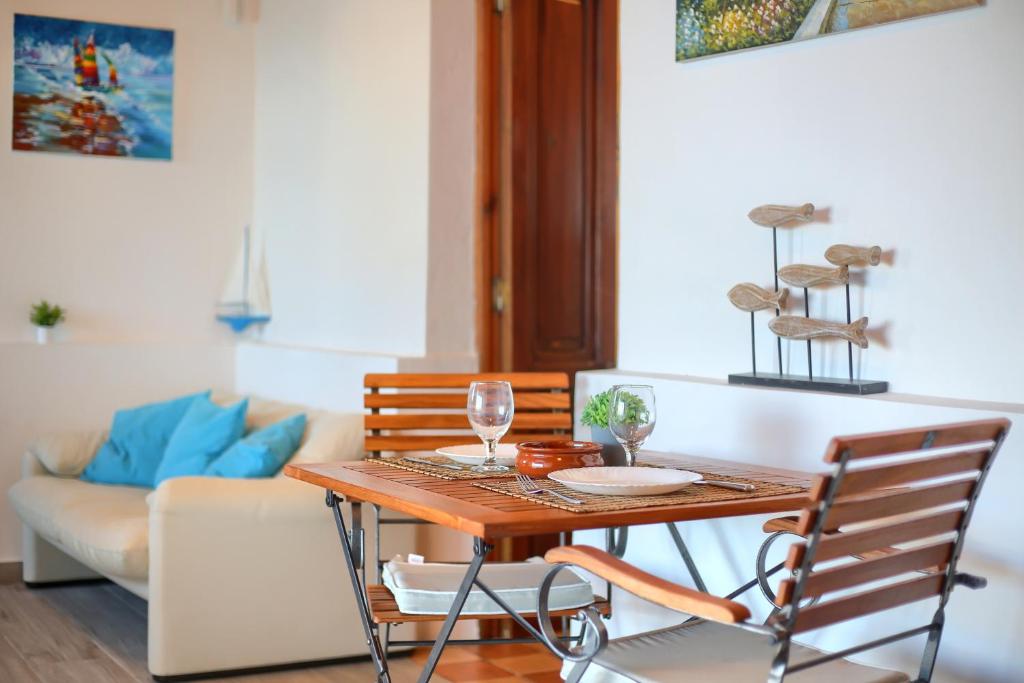 La Casa del Capitán - dining-area-sofa-blue-cushions